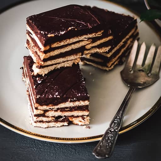 طرز تهیه کیک یخچالی ساده با بیسکویت پتی بور