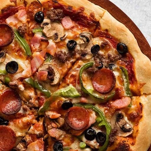 طرز تهیه پیتزا با سوسیس و قارچ