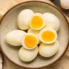 طرز تهیه تخم مرغ آب پز