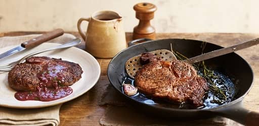 استیک گوشت در ماهیتابه